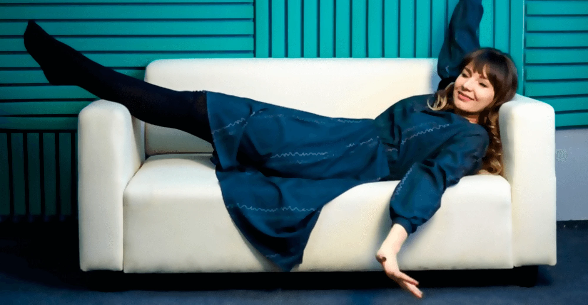 Girl relax in a sofa Dressium-app-estamos-transformando-tu-estilo-de-vida